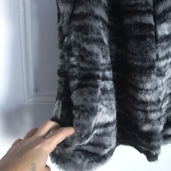 🎉Sold 🎉 Faux chinchilla fur vest - Picture 3 of 4